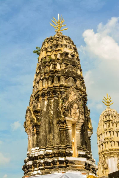 古い寺院であるワット マハーイの中では 崇拝の場所はタイのRatchaburi州にあります — ストック写真