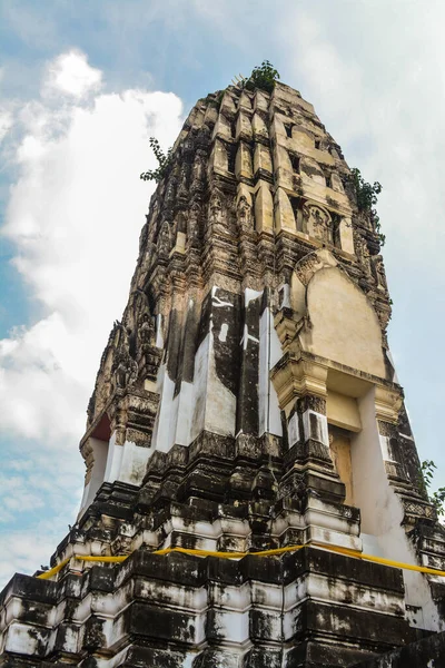 古い寺院であるワット マハーイの中では 崇拝の場所はタイのRatchaburi州にあります — ストック写真