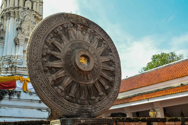 Eski tapınak Wat Mahathat 'da, Tayland' ın Ratchaburi ilinde bir ibadethane bulunmaktadır..