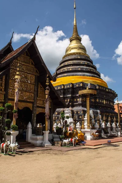 Wat Phra içerisinde Lampang Luang, Tayland 'ın kuzeyi Lampang' da yer alan bir Budist tapınağıdır..