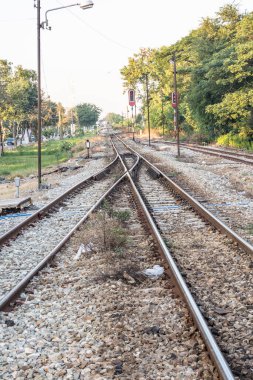 Tayland 'ın en önemli taşıma araçlarından biri olan bir tren için tren rayları veya demiryolu hatları.