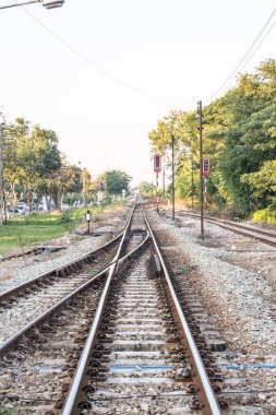 Tayland 'ın en önemli taşıma araçlarından biri olan bir tren için tren rayları veya demiryolu hatları.