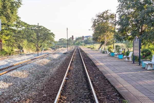 Tayland 'ın en önemli taşıma araçlarından biri olan bir tren için tren rayları veya demiryolu hatları.