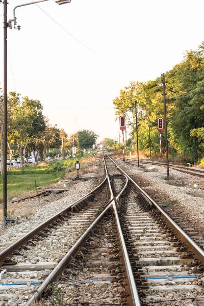 Tayland 'ın en önemli taşıma araçlarından biri olan bir tren için tren rayları veya demiryolu hatları.