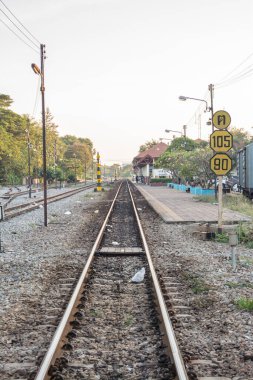 Tayland 'ın en önemli taşıma araçlarından biri olan bir tren için tren rayları veya demiryolu hatları.