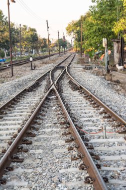 Tayland 'ın en önemli taşıma araçlarından biri olan bir tren için tren rayları veya demiryolu hatları.