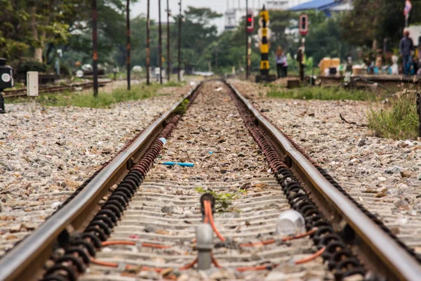 Tayland 'ın en önemli taşıma araçlarından biri olan bir tren için tren rayları veya demiryolu hatları.