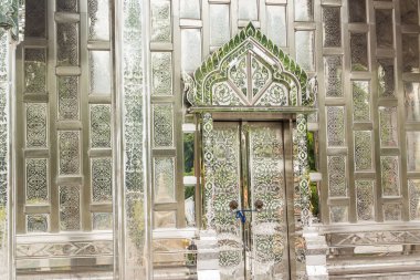 Ratchaburi Tayland 'daki Wat Pho Rattanaram içinde hem dışarıda hem de içeride paslanmaz çelikle süslenmiş bir Budist tapınağı var..