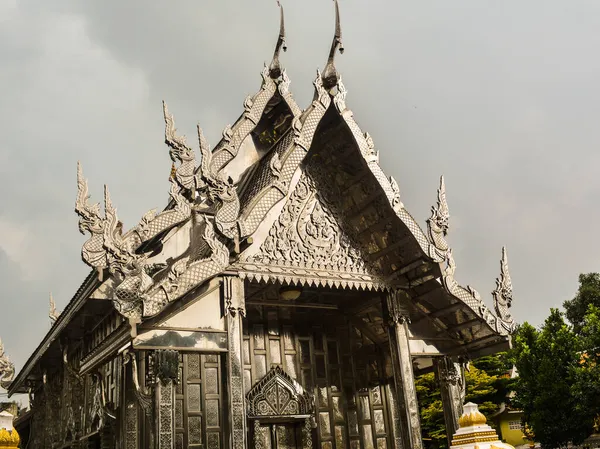 Ratchaburi Tayland 'daki Wat Pho Rattanaram içinde hem dışarıda hem de içeride paslanmaz çelikle süslenmiş bir Budist tapınağı var..
