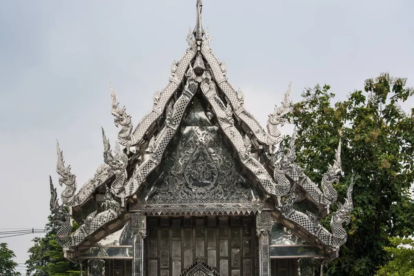 Ratchaburi Tayland 'daki Wat Pho Rattanaram içinde hem dışarıda hem de içeride paslanmaz çelikle süslenmiş bir Budist tapınağı var..