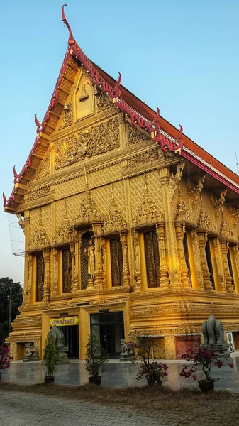 Wat Phra Sri Arn 'ın içinde Ratchaburi Tayland' da altın sıva ile süslenmiş muhteşem bir tapınak var..