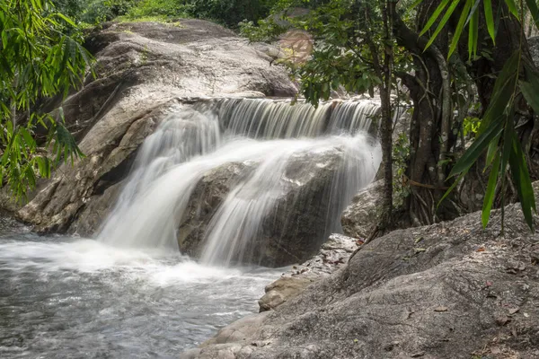 Kao Chan Şelalesi veya Kao Chon Şelalesi, Tayland 'ın Ratchaburi eyaletinde yer alan bir şelaledir..