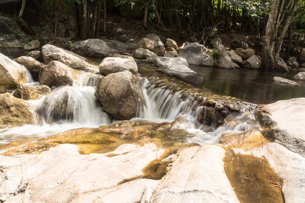 Kao Chan Şelalesi veya Kao Chon Şelalesi, Tayland 'ın Ratchaburi eyaletinde yer alan bir şelaledir..