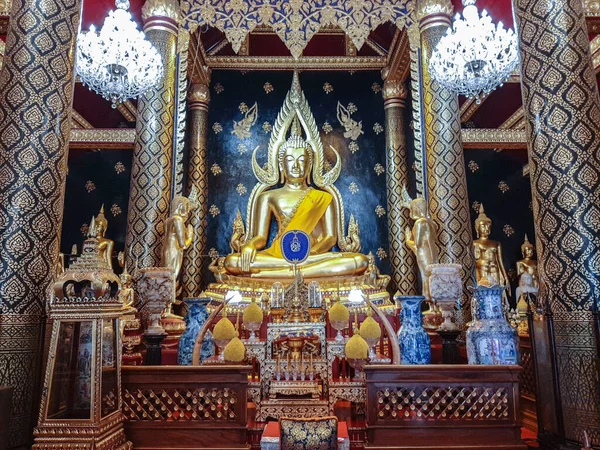 Buddha Chinnarat. Wat Phra Si Rattana 'daki çok güzel Buda heykeli. Tayland' ın Mahathat Phitsanulok Eyaleti..