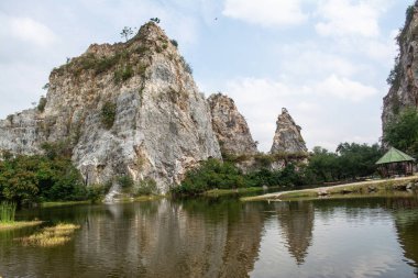 Khao Ngu Rock Parkı 'nda doğal bir kaya patlaması yaşandı ve daha sonra Tayland' ın Ratchaburi ilindeki vadinin ortasındaki güzel bir göl olan bir dinlenme yerine dönüştürüldü..