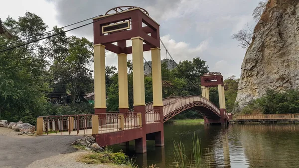 Khao Ngu Rock Parkı 'nda doğal bir kaya patlaması yaşandı ve daha sonra Tayland' ın Ratchaburi ilindeki vadinin ortasındaki güzel bir göl olan bir dinlenme yerine dönüştürüldü..