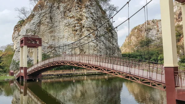 Khao Ngu Rock Parkı 'nda doğal bir kaya patlaması yaşandı ve daha sonra Tayland' ın Ratchaburi ilindeki vadinin ortasındaki güzel bir göl olan bir dinlenme yerine dönüştürüldü..