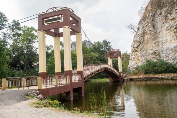 Khao Ngu Rock Parkı 'nda doğal turistik bir eğlence merkezi vardır. Bu, doğanın güzel bir görüntüsüdür. Tayland' ın Ratchaburi ilinde, vadinin ortasında bir göldür..