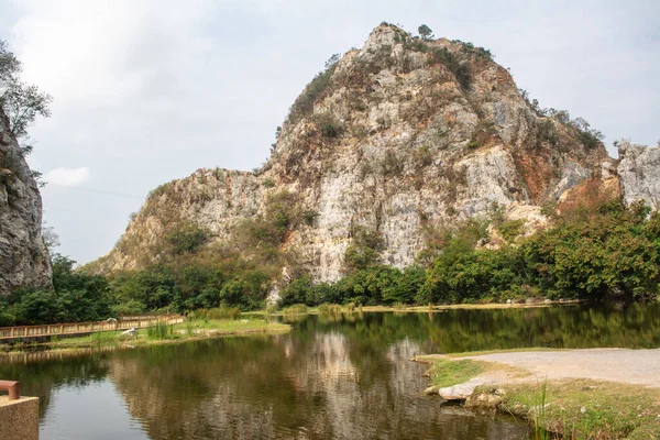 Khao Ngu Rock Parkı 'nda doğal turistik bir eğlence merkezi vardır. Bu, doğanın güzel bir görüntüsüdür. Tayland' ın Ratchaburi ilinde, vadinin ortasında bir göldür..
