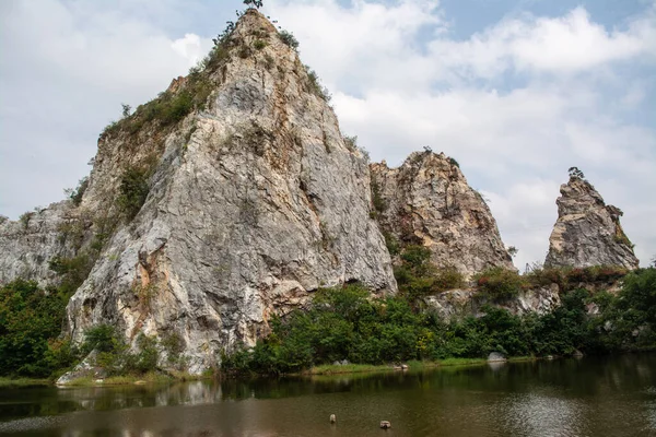 Khao Ngu Rock Parkı 'nda doğal turistik bir eğlence merkezi vardır. Bu, doğanın güzel bir görüntüsüdür. Tayland' ın Ratchaburi ilinde, vadinin ortasında bir göldür..