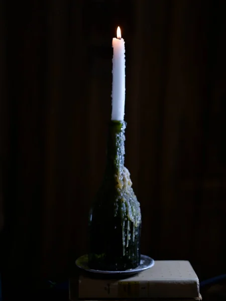 Masa Lambasının Işığındaki Mum Alevi Sıcak Kış Akşamları — Stok fotoğraf