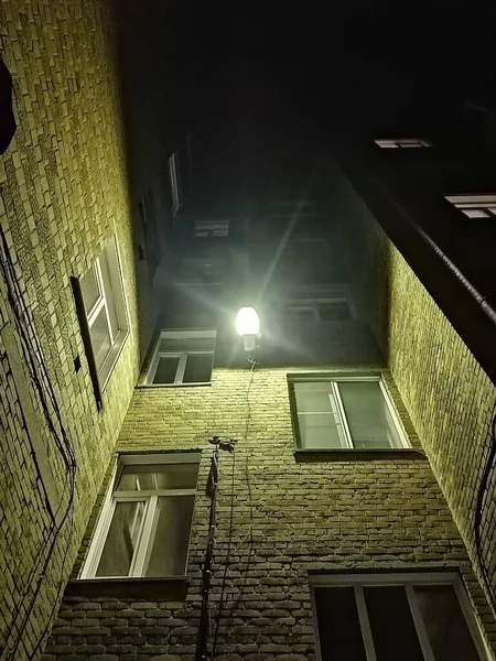 Нічний Ліхтар Освітлює Вікна Старого Будинку — стокове фото