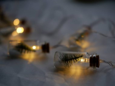 beyaz zemin üzerinde Noel çelenk