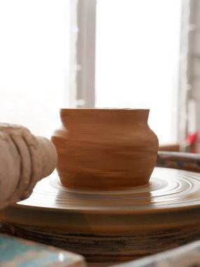 Çömlekçi çarkı ve seramik kap