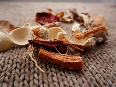 Yünlü arka planda çok renkli kurutulmuş çiçekler