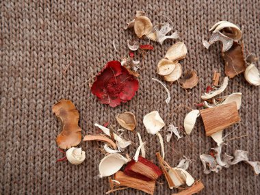 Yünlü arka planda çok renkli kurutulmuş çiçekler