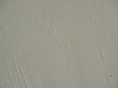 Eski bir evde beyaz bir duvar