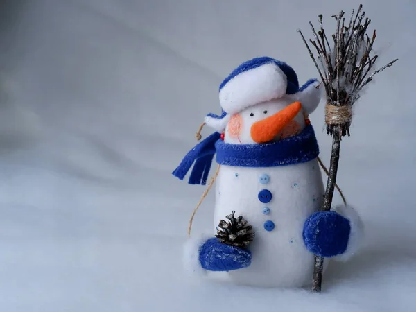 Schneemann Mit Hut Mit Ohrenklappen Und Besen Auf Weißem Hintergrund — Stockfoto