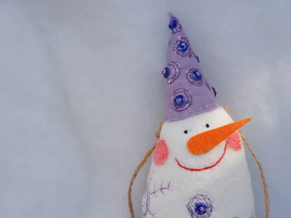 紫の帽子をかぶった陽気な雪だるま — ストック写真