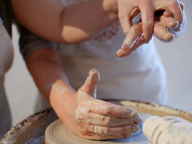 Efendi 'nin elleri ve çömlekçinin çarkı.