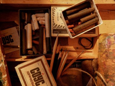 Sanat malzemeleri - kömür, sos, sanguin. Sanatçının işyeri