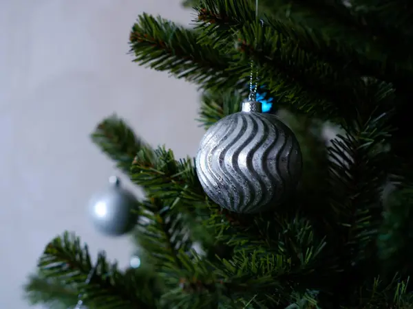 Toplarla Süslenmiş Noel Ağacı — Stok fotoğraf
