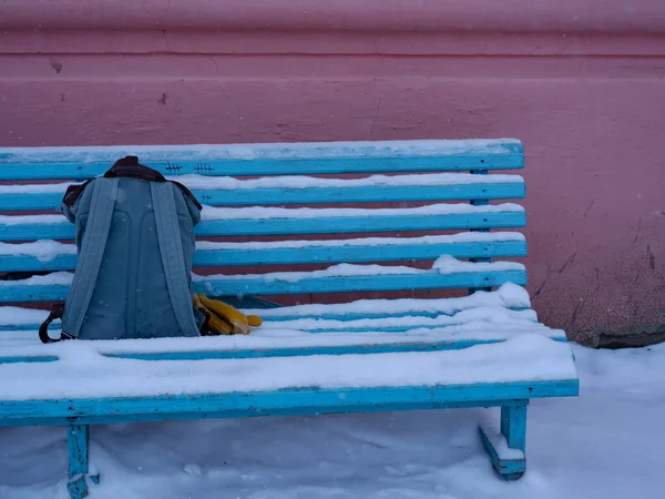 Pembe Bir Evin Arka Planında Mavi Bir Bank — Stok fotoğraf