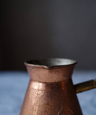 Koyu arkaplanda kahve olan Türk.