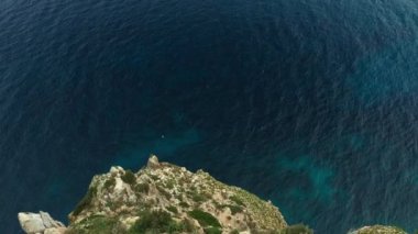 Formentera, uçurumlarda uçan insansız hava aracı ve La Mola Deniz Feneri