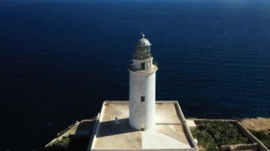 Formentera La Mola deniz feneri balkulak adaları Akdeniz. İnsansız hava aracı görüntüleri.