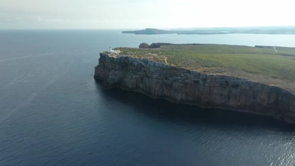 Cavalleria fyr omgiven av vatten i Menorca, Balearerna, Drone. — Stockvideo