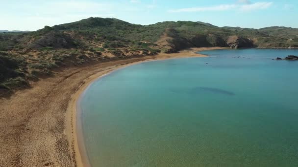 Praia de Cavalleria em Menorca, nas Ilhas Baleares. Espanha. Drone de vídeo. — Vídeo de Stock