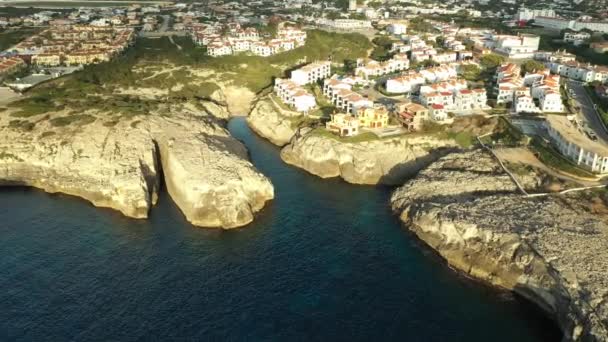 Pequena cidade na costa da ilha de Menorca, vídeo aéreo. — Vídeo de Stock