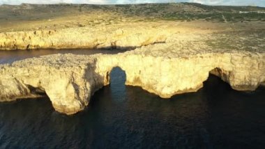 Pont den Gil, Menorca Adası, İHA görüntüleri gün batımında.