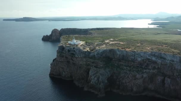 Faro de Cavalleria rodeado de agua en Menorca, Islas Baleares, Drone. — Vídeos de Stock