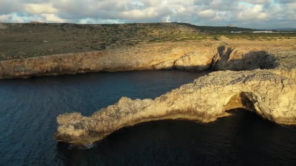 Pont den Gil, Menorca Adası, İHA görüntüleri gün batımında. — Stok video