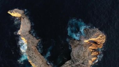 Margalides Adası, İbiza 'daki Cennet Kapıları' nın önünde gün batımında, İHA görüntüleri..