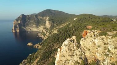 İbiza adasındaki Santa Ines kasabasındaki Mirador de las Puertas del Cielo kayalıkları. İnsansız hava aracı görüntüleri.