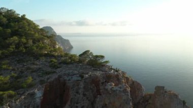 İbiza adasındaki Santa Ines kasabasındaki Mirador de las Puertas del Cielo kayalıkları. İnsansız hava aracı görüntüleri.