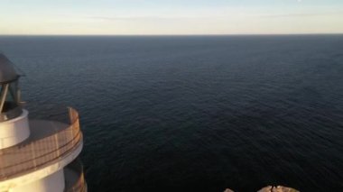 Moscarter deniz fenerinin Ibiza adasının kuzeyindeki Portinatx kasabasındaki hava görüntüleri..